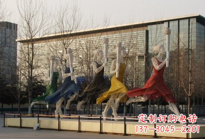 广西不锈钢火炬手雕塑象征着永恒的精神