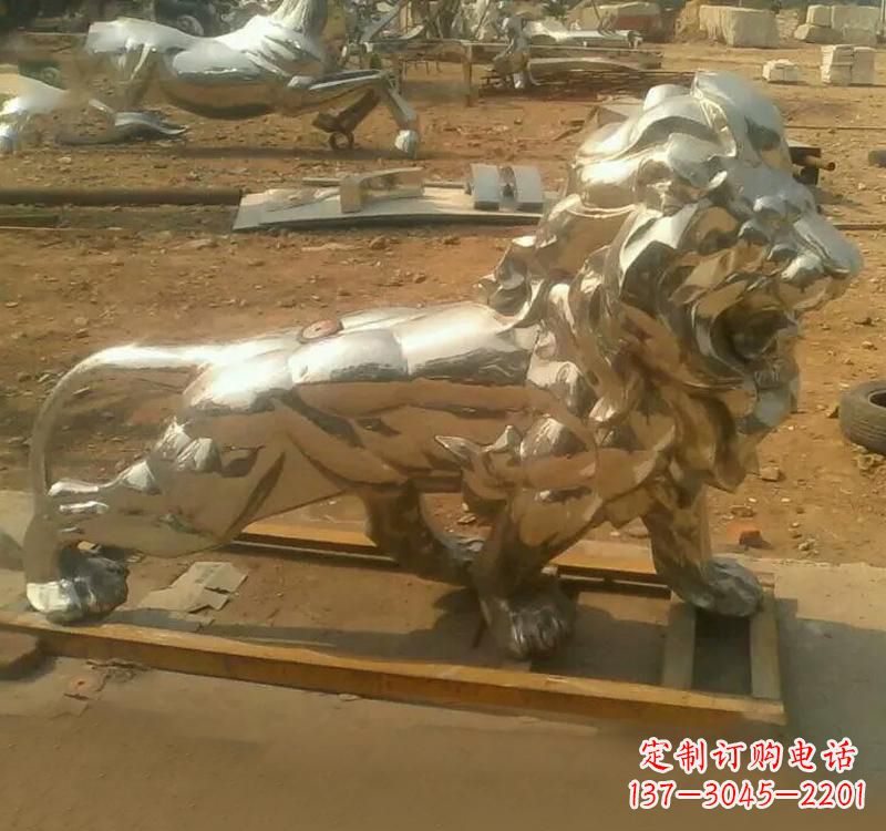 广西不锈钢狮子雕塑给空间增添生机