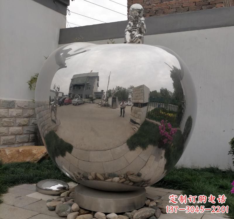 广西不锈钢金色苹果雕塑古典与现代的结合