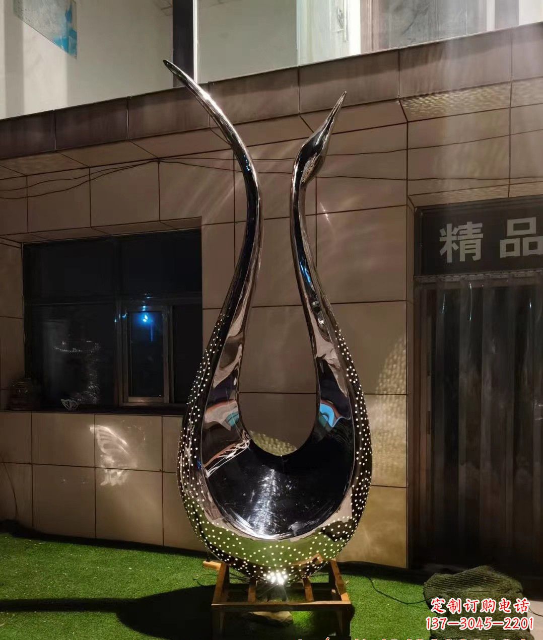 广西不锈钢镜面天鹅雕塑——象征着美丽与坚强