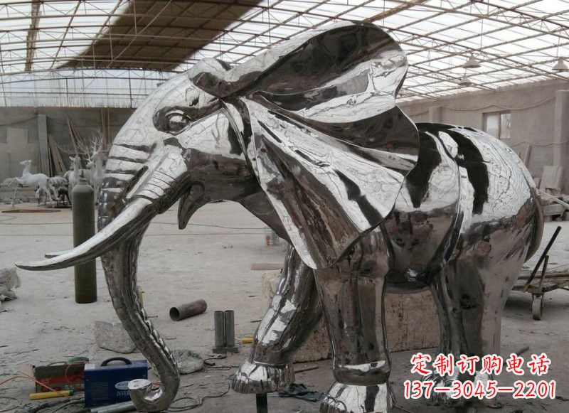 广西不锈钢镜面大象雕塑——独特的艺术精品