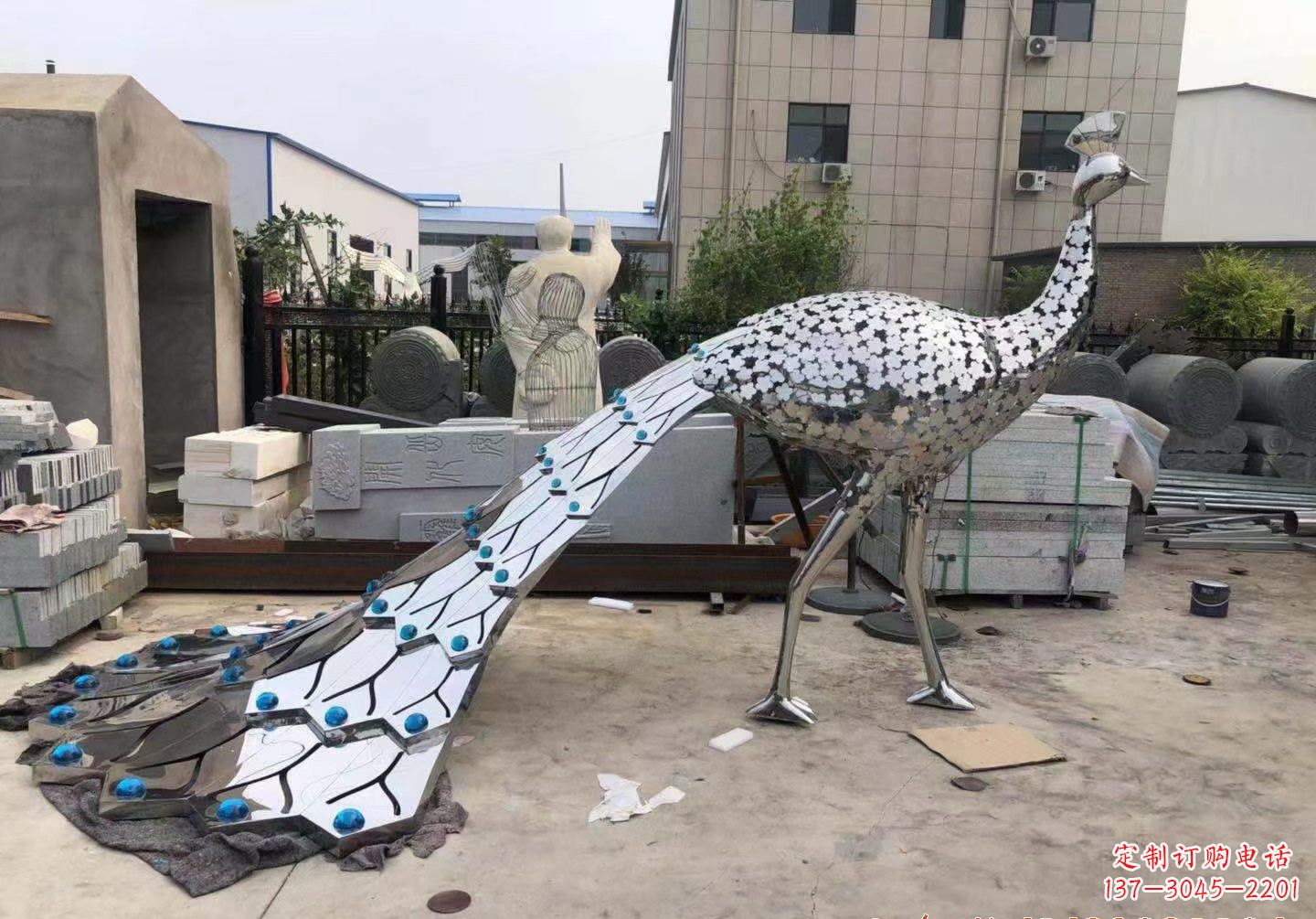 广西不锈钢孔雀雕塑象征着美丽的自然