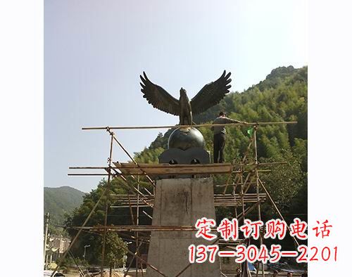 广西不锈钢老鹰踩地球雕塑缅怀大自然之美
