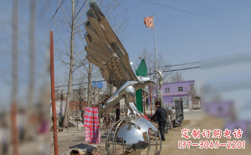 广西不锈钢老鹰雕塑象征力量与美丽