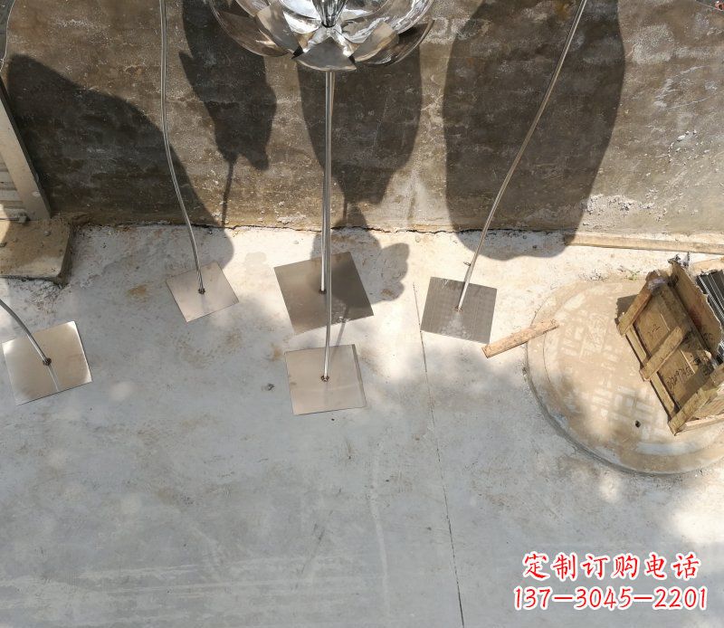 广西不锈钢荷叶雕塑给大厅带来精致优雅