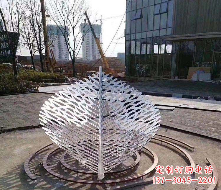 广西不锈钢镂空树叶雕塑精美雕刻的艺术