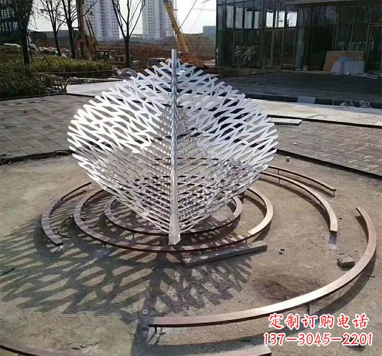 广西不锈钢镂空树叶雕塑——给环境带来美丽