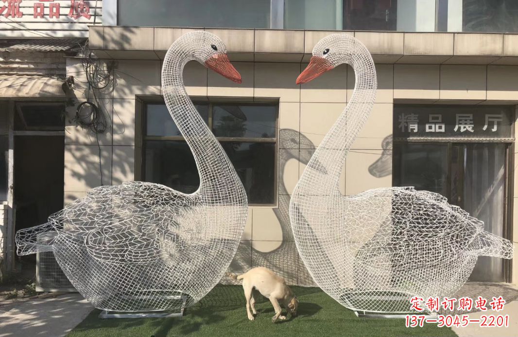 广西不锈钢镂空天鹅雕塑给室外增添美感