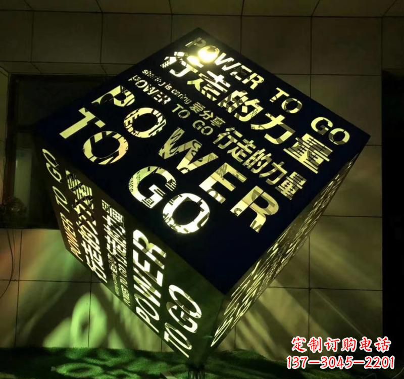 广西不锈钢材质的魔方雕塑精致的艺术设计
