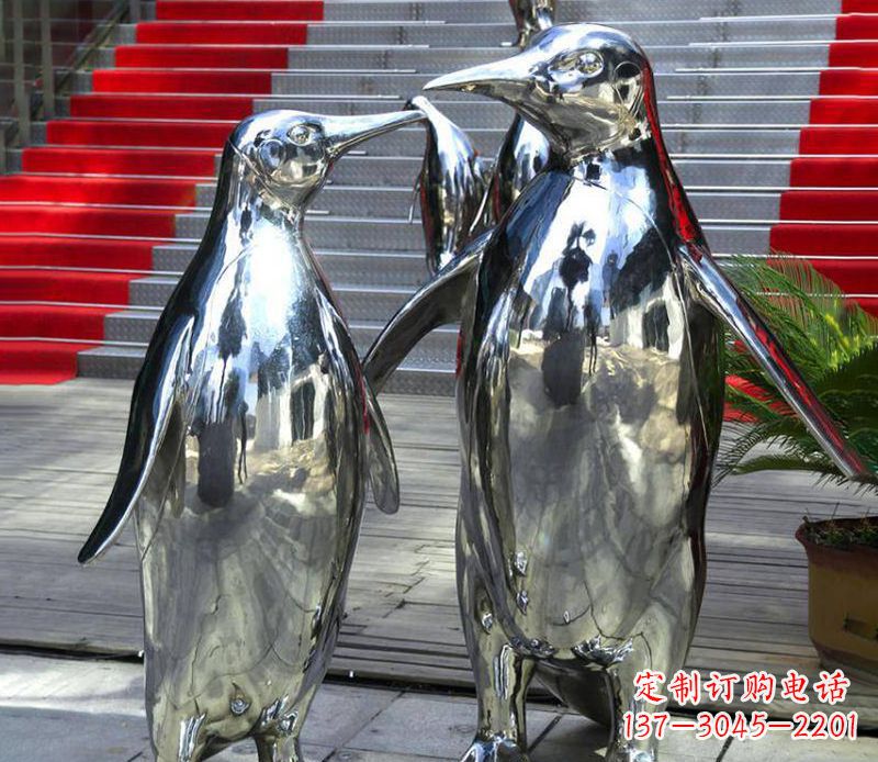 广西不锈钢企鹅雕塑传递着浓浓爱意