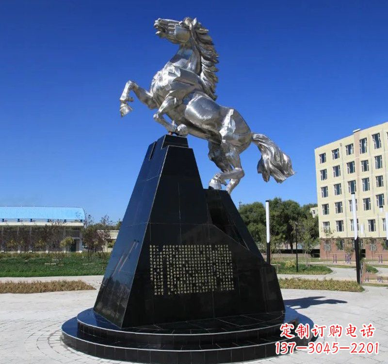 广西不锈钢企业广场上的马雕塑