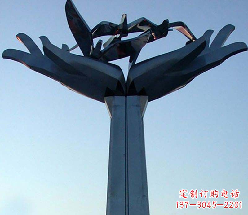 广西不锈钢手托鸽子雕塑象征着和平与爱