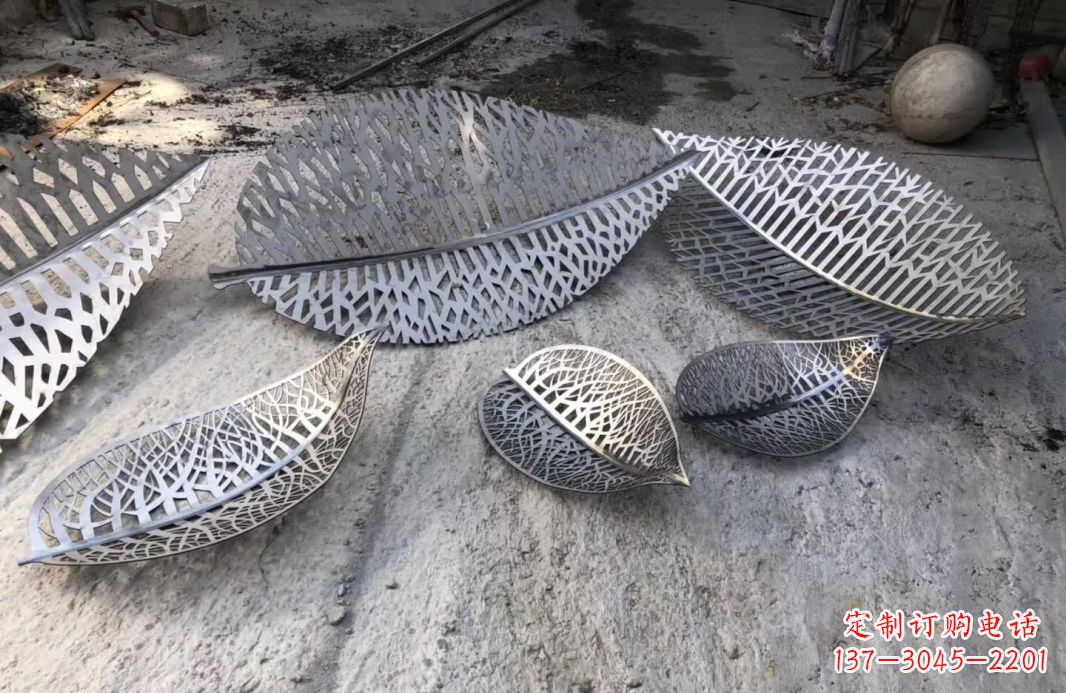 广西优雅的不锈钢树叶雕塑