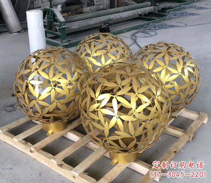 广西不锈钢树叶镂空球的美妙景观