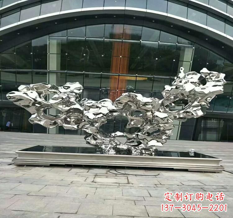 广西灵动的太湖石雕塑