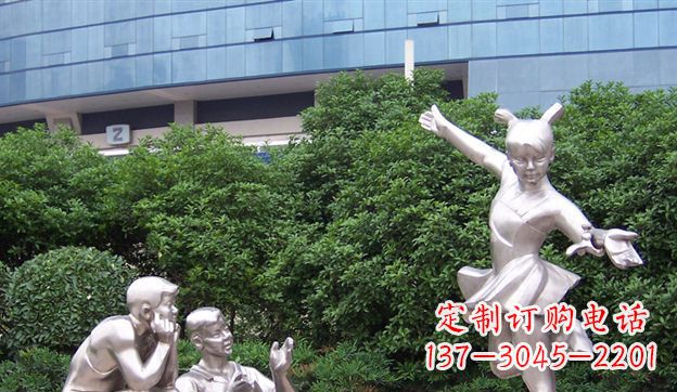 广西不锈钢制作的儿童踢毽子雕塑