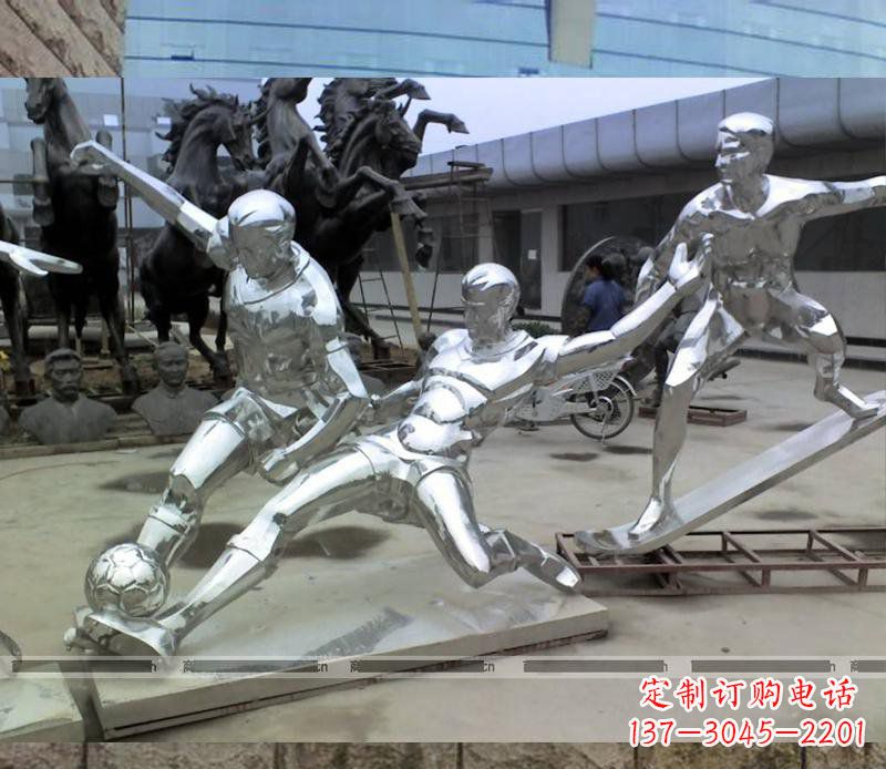 广西玩足球的不锈钢雕塑