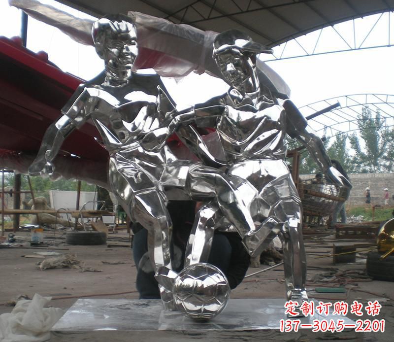 广西展现足球精神的不锈钢雕塑