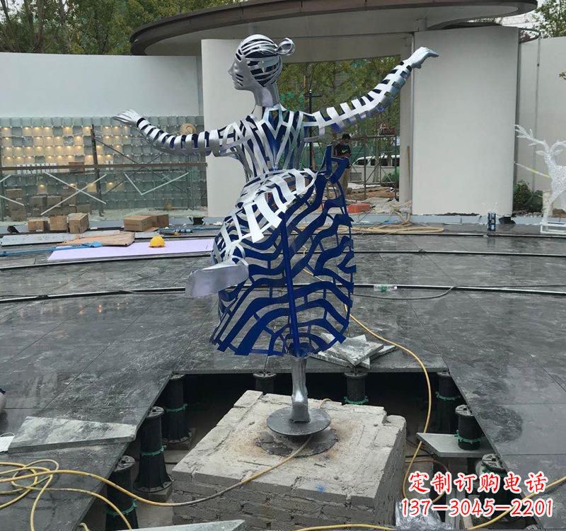 广西不锈钢女孩——精美雕塑