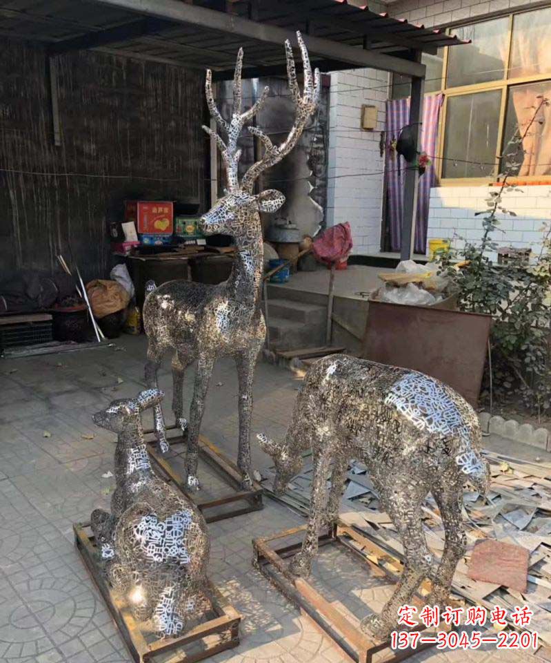 广西不锈钢庭院里的梅花鹿雕塑