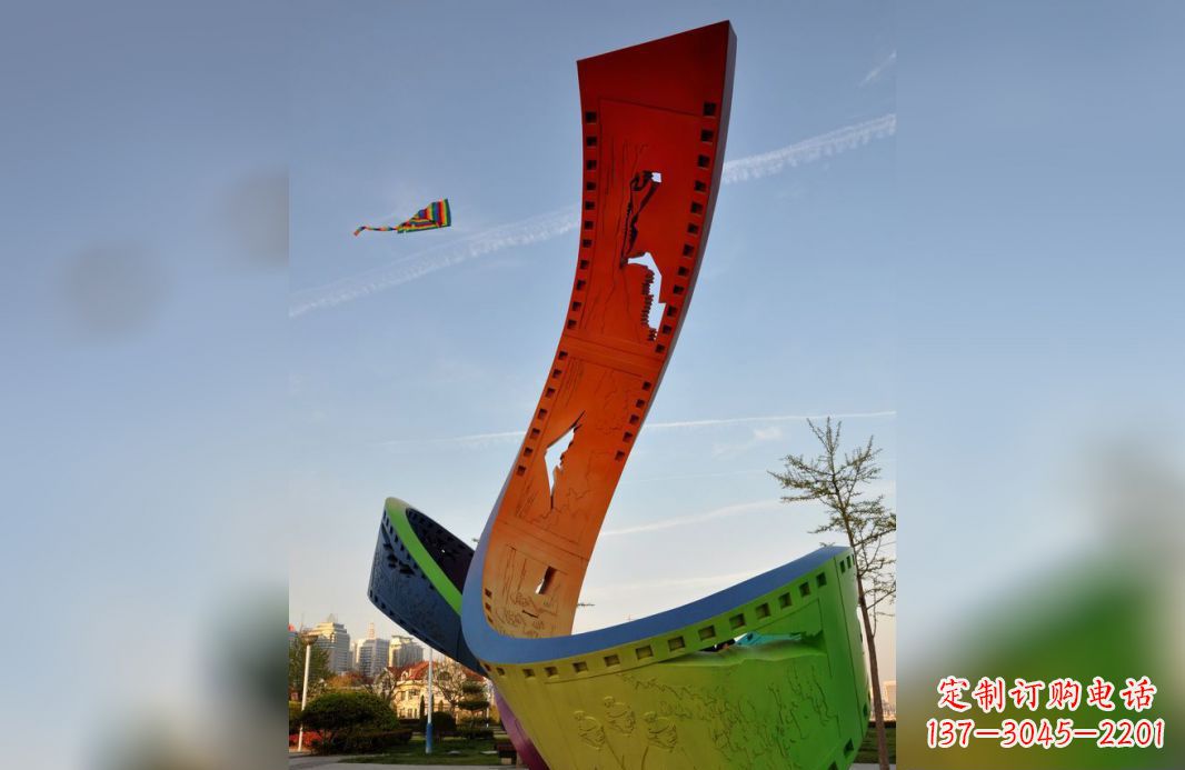 广西不锈钢五彩胶卷广场雕塑——现代美学的象征