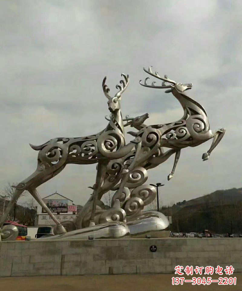 广西梅花鹿雕塑——祥云梅花鹿广场的标志
