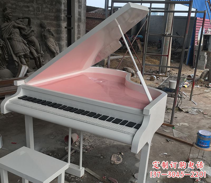 广西校园里的钢琴雕塑
