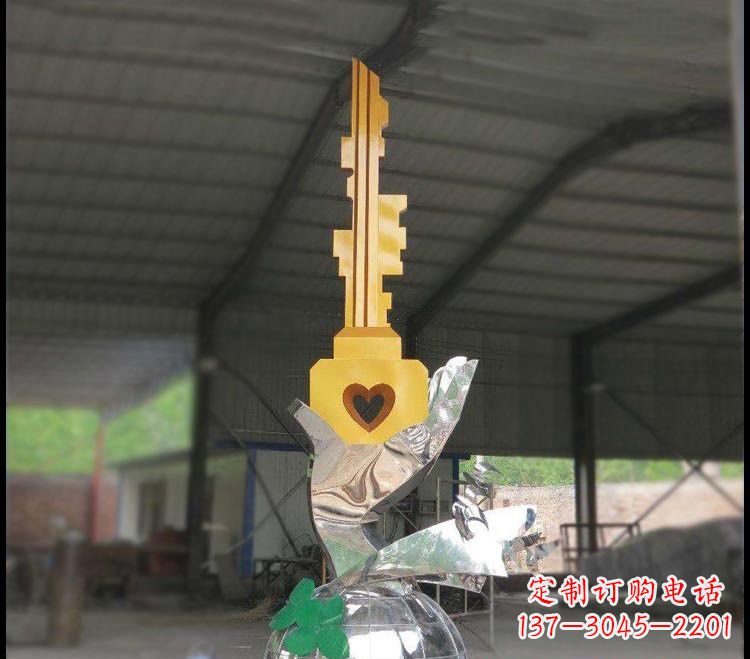 广西不锈钢校园手提钥匙雕塑