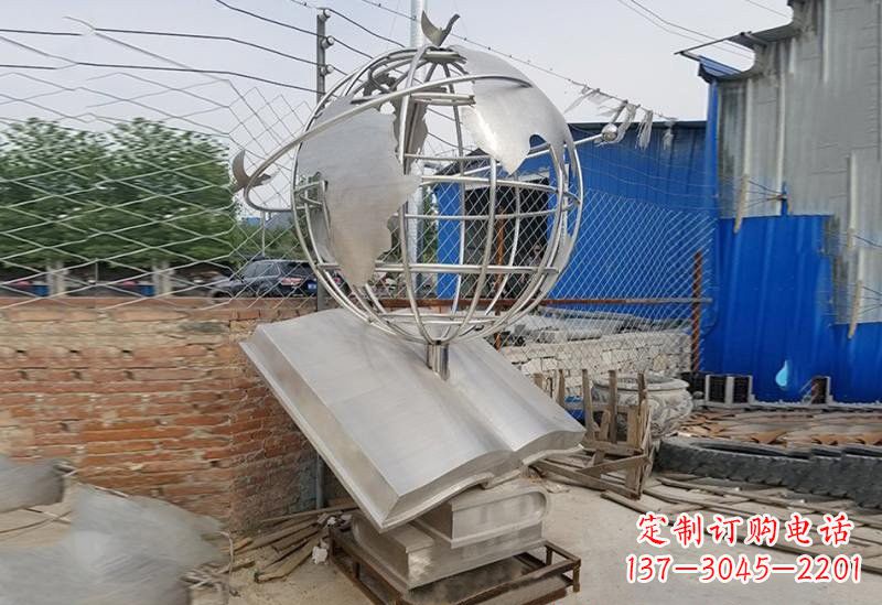 广西不锈钢校园里的地球雕塑