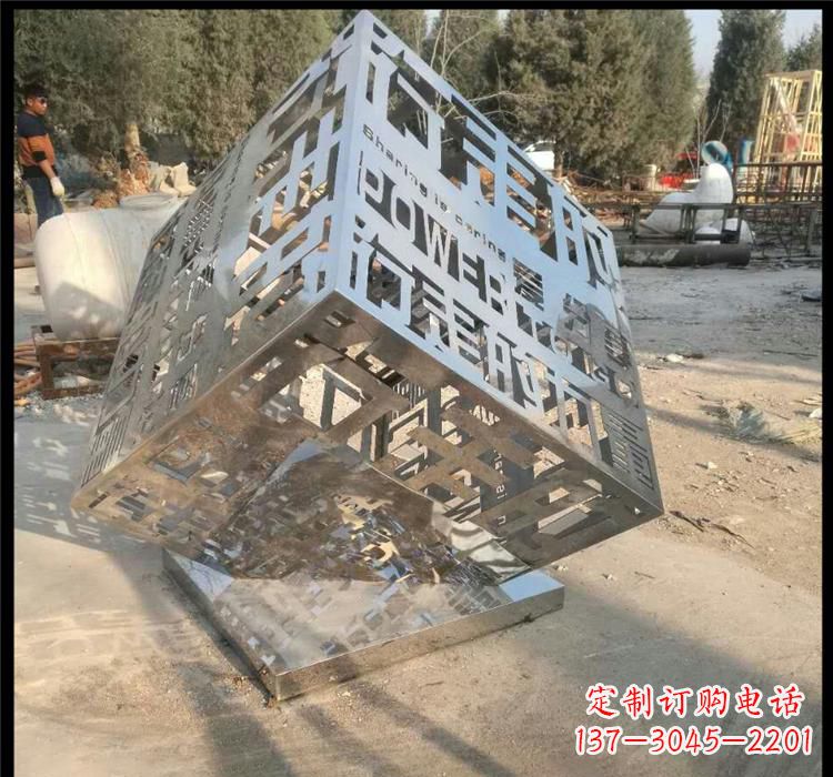 广西不锈钢艺术镂空魔方雕塑给空间带来新的灵感