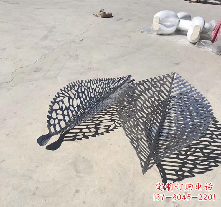 广西不锈钢园林镂空树叶雕塑给空间增添美感