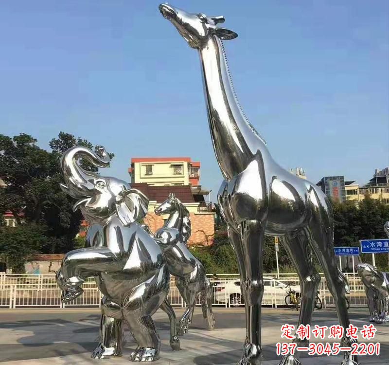 广西长颈鹿雕塑精美而优雅