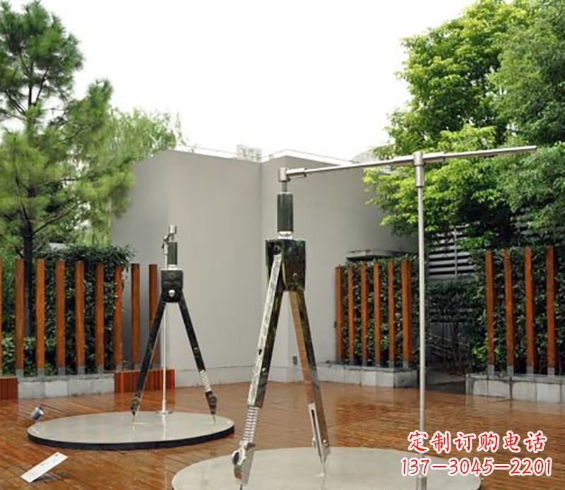 广西以不锈钢精雕细琢的圆规雕塑