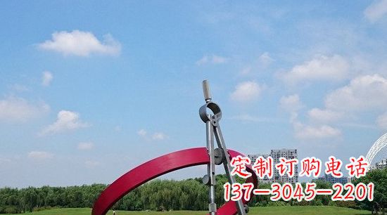 广西不锈钢圆规雕塑环绕着美景
