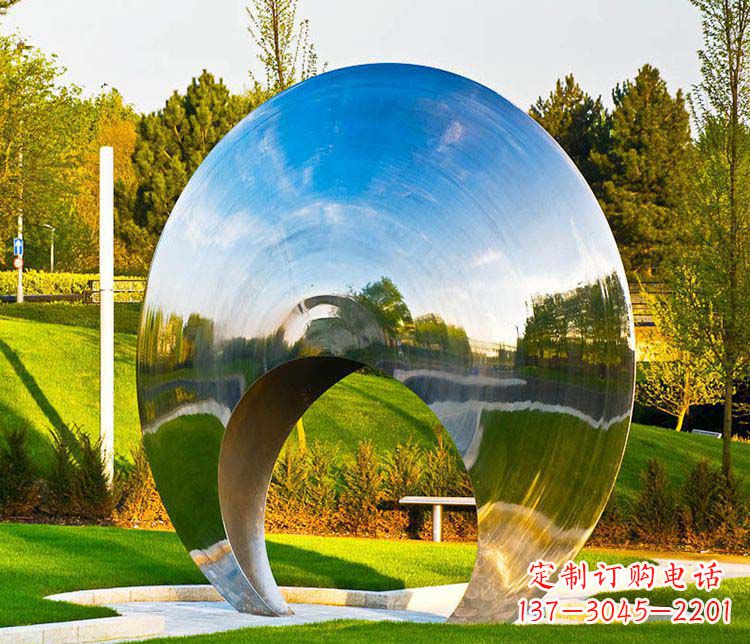 广西环环相扣的圆环雕塑