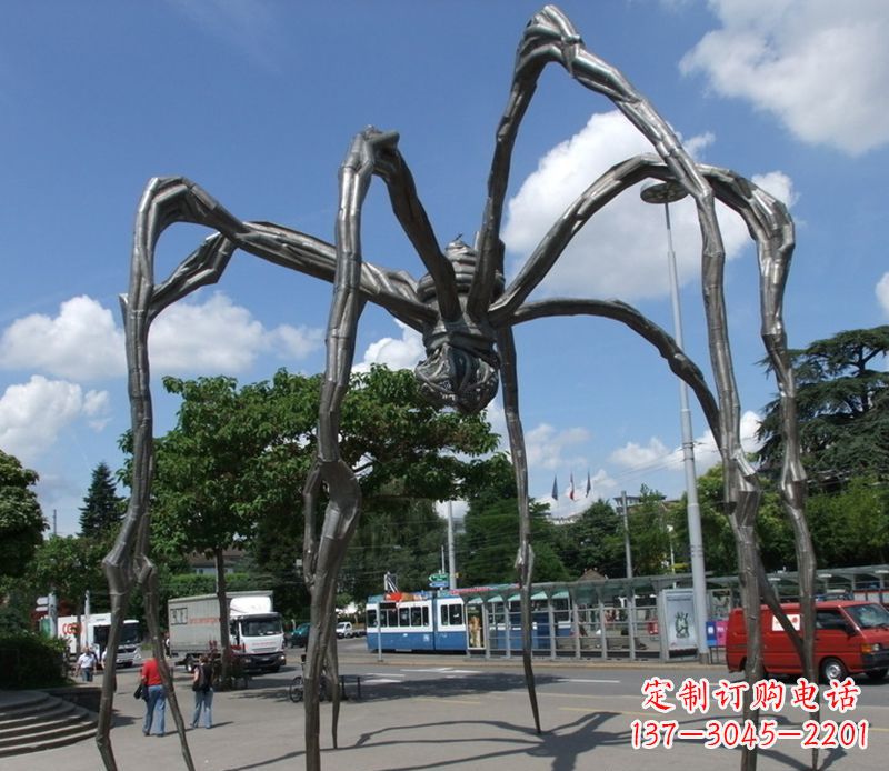 广西蜘蛛侠雕塑点缀不锈钢的景观