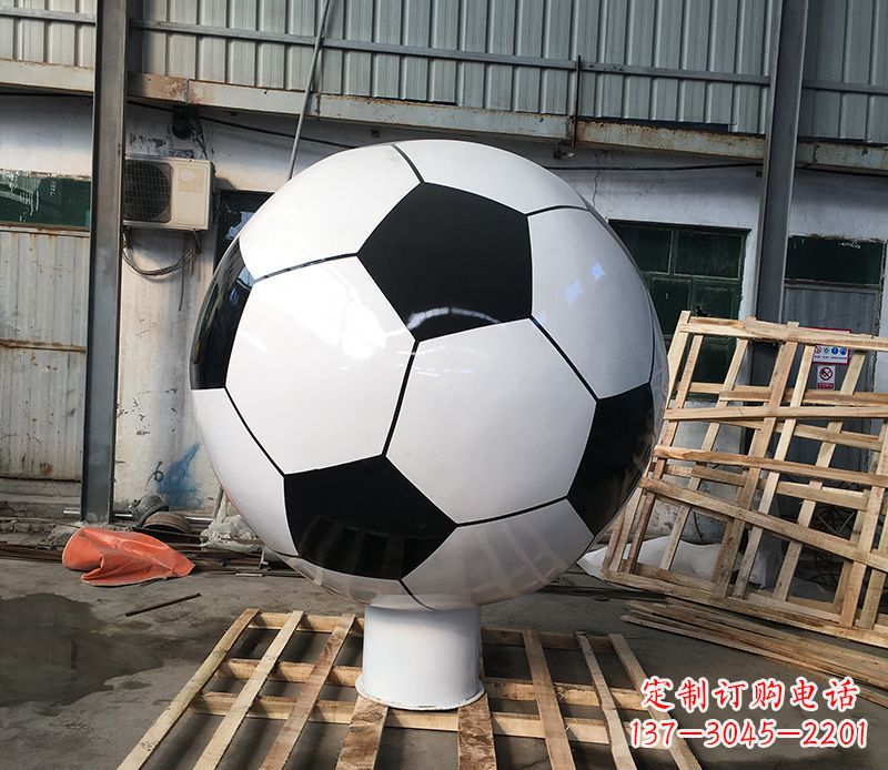 广西激发足球热情的不锈钢足球雕塑