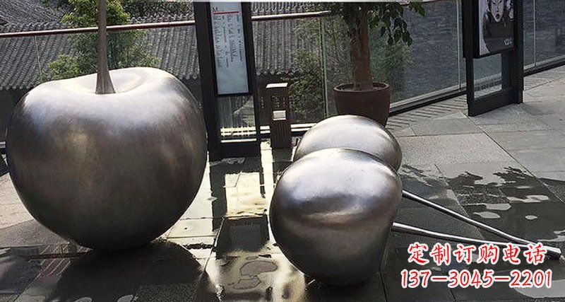 广西樱桃雕塑点缀步行街美丽景观