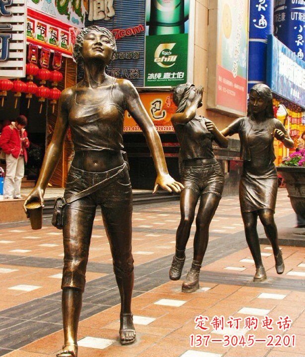 广西步行街逛街的女孩以铜雕的形式永久保存