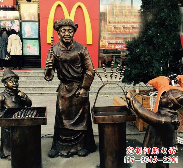 广西步行街上的糖葫芦铜雕