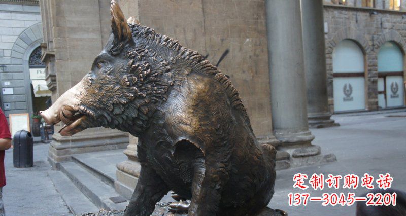 广西野猪雕塑给步行街带来美丽风景