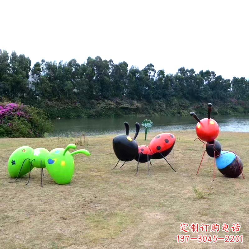 广西彩绘玻璃钢蚂蚁雕塑——精致又充满动感