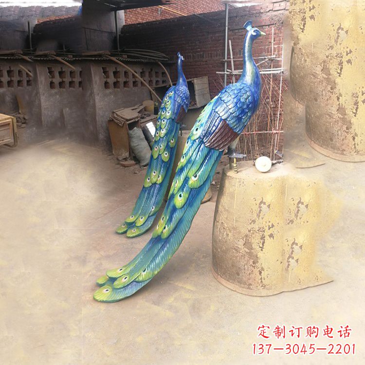 广西传统文化的象征——彩绘孔雀铜雕塑
