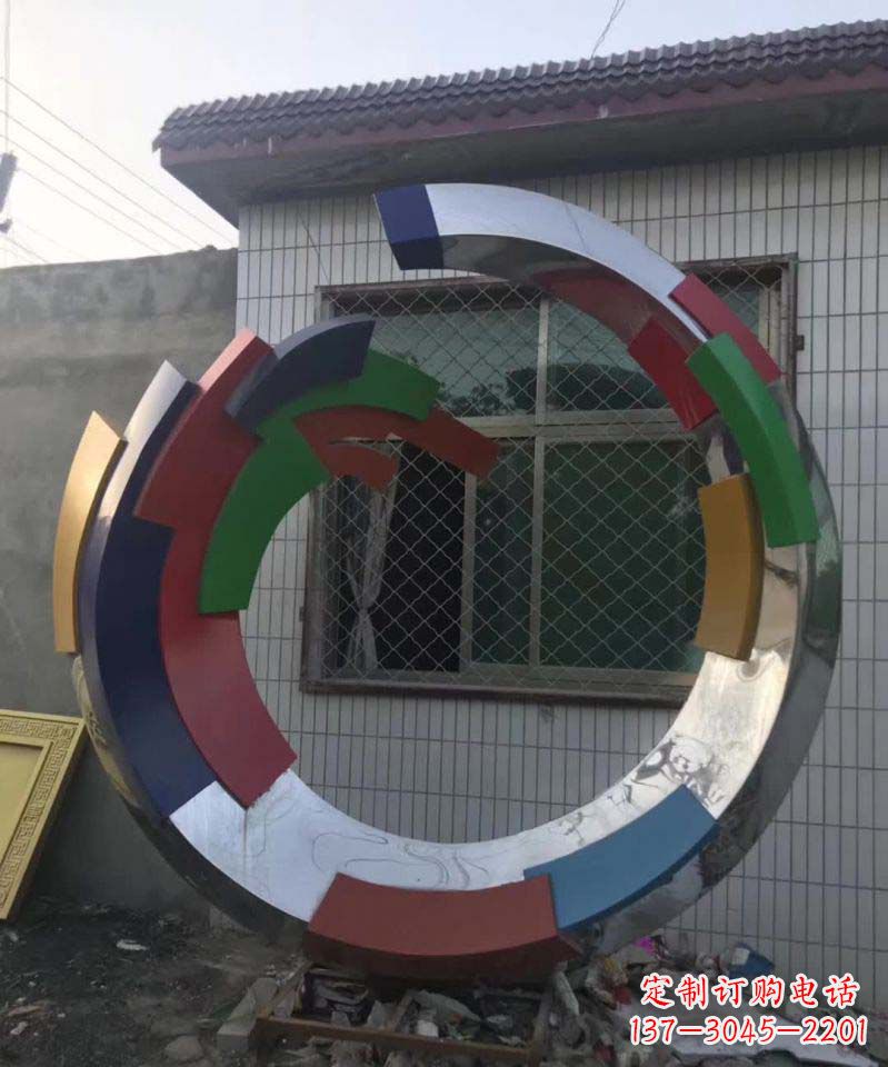 广西绚烂多彩的不锈钢圆环雕塑