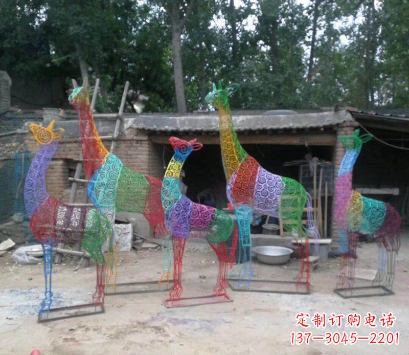 广西彩色不锈钢镂空长颈鹿雕塑它的美丽