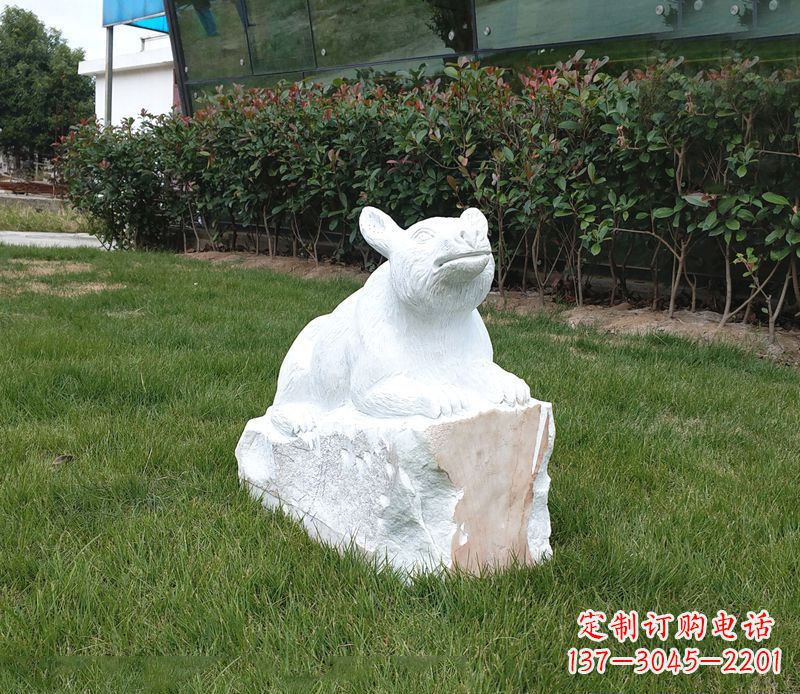 广西草丛之灵狗熊石雕