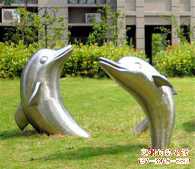 广西海豚雕塑草坪上的精美装饰