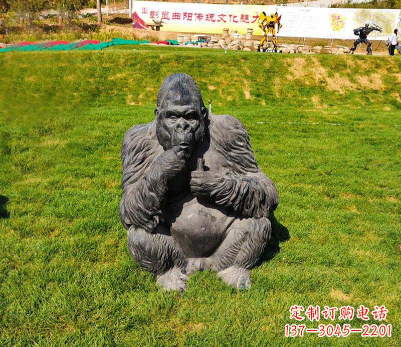 广西猩猩雕塑——草坪猩猩公园的艺术精品