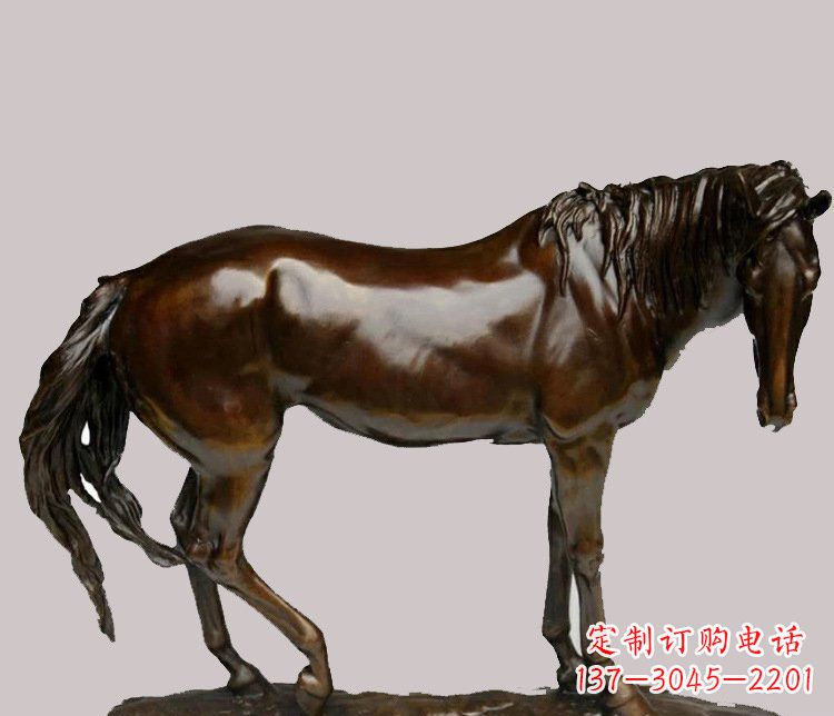 广西草原上的动物雕塑