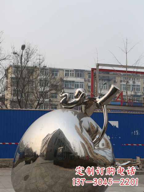 广西城市中的苹果雕塑